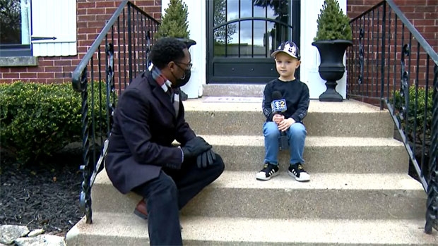 프랫은 “항상 제가 택배를 받아요. 하지만 이번에는 제가 옮길 수 있는 수준이 아니었어요. 계단에서 굴러떨어질까 봐 무서웠어요”라고 CBS와의 인터뷰에서 밝혔다.