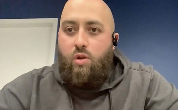 택배기사 마르코 앤젤은 당연한 일을 했을 뿐이라며 멋쩍어했다. 앤젤은 “나도 아들이 있다. 누구라도 그 상황에서는 그렇게 했을 것”이라면서 “그런 사고를 목격하면 ‘부모 모드’, 완전한 ‘아빠 모드’로 들어갈 수밖에 없다”고 영웅으로 불리는 걸 부담스러워했다. 하지만 꼬마에게 그는 ‘아이언맨’에 버금가는 영웅이다. 벌써 ‘패키지맨’이라는 별칭까지 만들어 부르고 있다.