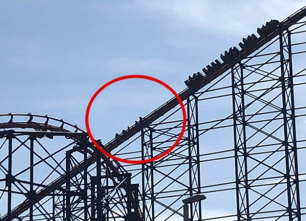 영국 현지시간으로 25일, 최고 높이를 자랑하는 롤러코스터가 운행 중 멈춰서는 사고가 발생해 탑승객들이 선로로 대피하고 있다.