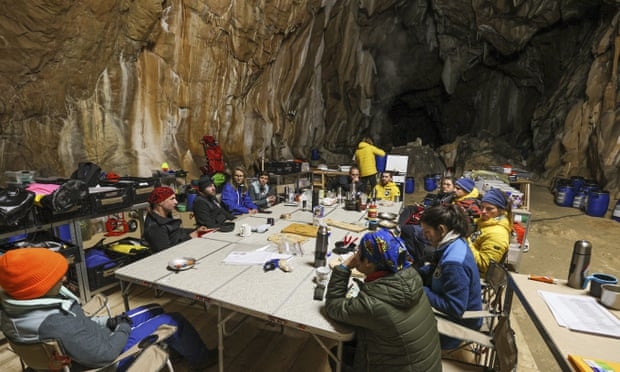 외부와의 접촉을 완전히 차단한 채 동굴에서 ‘셀프 감금’ 생활을 한 실험참가자들.