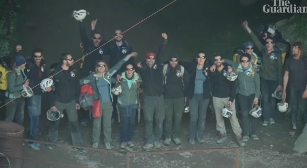 외부와의 접촉을 완전히 차단한 채 동굴에서 ‘셀프 감금’ 생활을 자청했던 15명이 무려 40일 만에 동굴 밖으로 나왔다.