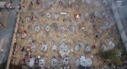 드론으로 촬영한 인도 뉴델리의 대형 화장장(영상 출처=CNN 로이터)