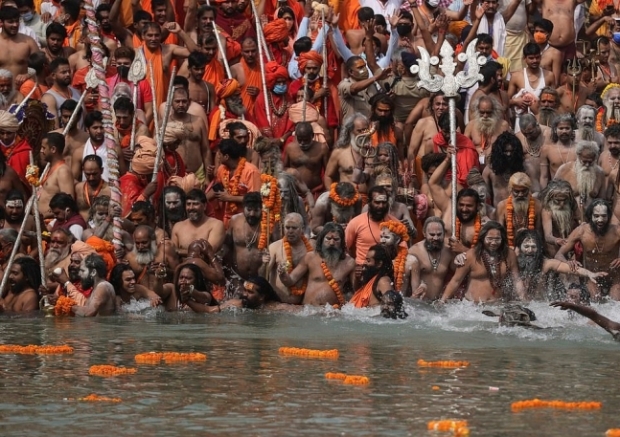 인도 현지시간으로 12일 북부 우타라칸드주 하르드와르에서 힌두교 최대의 성지 순례 축제인 ‘쿰브멜라’(Kumbh Mela)가 열렸다. 지구상에서 가장 큰 종교 축제 중 하나로 꼽히는 쿰브멜라에 참석한 사람들은 사회적 거리두기를 무시한 채 죄를 씻기 위해 갠지스강으로 뛰어들었다.AP 연합뉴스
