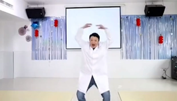 정신과의사는 이날 환자들을 앞에 앉혀 놓고 음악에 맞춰 열심히 몸을 흔들었다. 흰 가운을 걸친 채 혼신의 힘을 다해 ‘고릴라 춤’을 선보였다. 잠깐 보아도 웃음이 터지지 않고는 못 배기는, 그야말로 몸부림에 가까운 춤이었지만 웬일인지 환자들의 낯빛은 어두웠다.