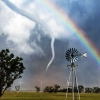 [이슈플릭스] 시커먼 토네이도와 형형색색 무지개가 동시에