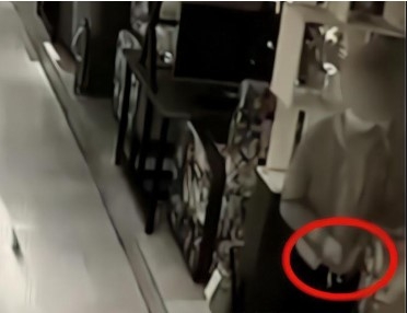 음료에 약을 타는 장면