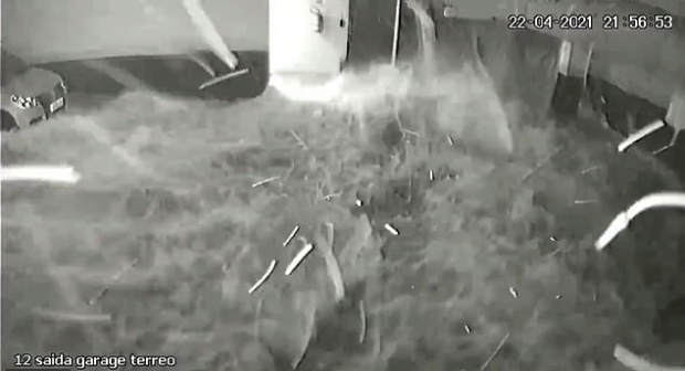 브라질의 한 콘도형 아파트의 수영장 바닥이 통째로 무너지는 사고가 발생했다. 위 사진은 무너진 수영장 바닥 아래에 있던 주차장으로 물이 쏟아지는 모습.