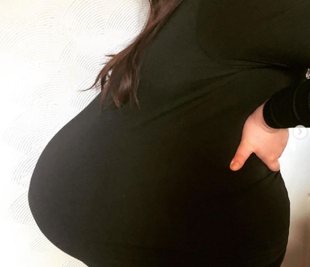 출산 전까지 산모 배는 어마어마하게 불러 있었다. 임신 전 입던 M사이즈였던 몸은 3X사이즈까지 불었다. 의료진마저 숨은 쌍둥이가 있는 게 아닐까 하는 의심을 할 정도였다.