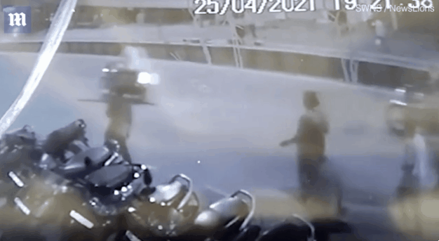 매장 비용을 충당하기 위해 코로나19로 숨진 아내의 시신을 직접 안고 3km 떨어진 매장장으로 이동하는 인도 남편의 모습.