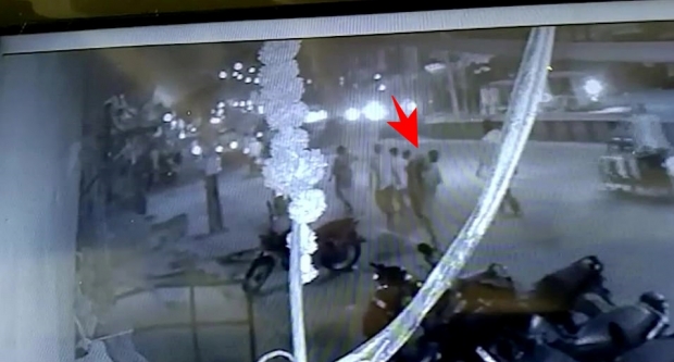 매장 비용을 충당하기 위해 코로나19로 숨진 아내의 시신을 직접 안고 3km 떨어진 매장장으로 이동하는 인도 남편의 모습.