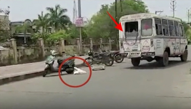 인도 중부의 한 대도시를 지나던 구급차에서 짐짝처럼 떨어져버린 시신.