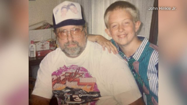 존 힝클 주니어가 어렸을 때 부친과 함께 찍은 사진.