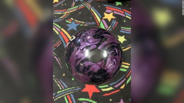 아버지의 유골을 넣은 볼링공의 모습.