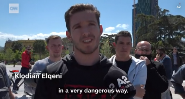 과격하고 위험한 운전으로 행인들을 위험에 빠뜨린 운전자를 막기 위해 몸을 날린 용감한 청년(사진)의 모습이 공개됐다.