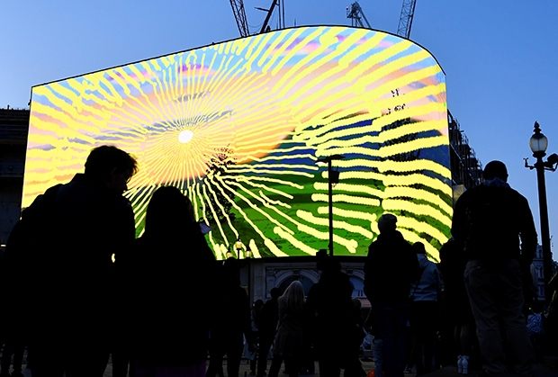 1일(현지시간) 영국 런던 피커딜리 서커스 광장 전광판에 상영 중인 데이비드 호크니의 디지털 작품 ‘태양 혹은 죽음을 그리 오래볼 수 없음을 기억하라’(Remember you cannot look at the sun or death for very long)/로이터 연합뉴스