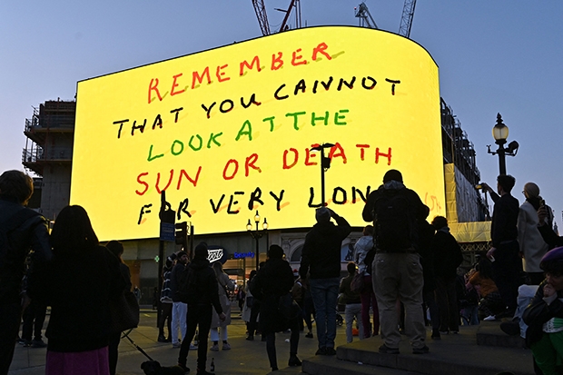 1일(현지시간) 영국 런던 피커딜리 서커스 광장 전광판에 상영 중인 데이비드 호크니의 디지털 작품 ‘태양 혹은 죽음을 그리 오래볼 수 없음을 기억하라’(Remember you cannot look at the sun or death for very long)/AFP 연합뉴스