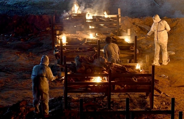 인도에서는 코로나19 일일 신규 확진자가 40만 명 이상, 일일 사망자 수가 3500명 선을 넘어서면서 그야말로 ‘코로나 생지옥’을 지나고 있다. 사진=로이터 연합뉴스