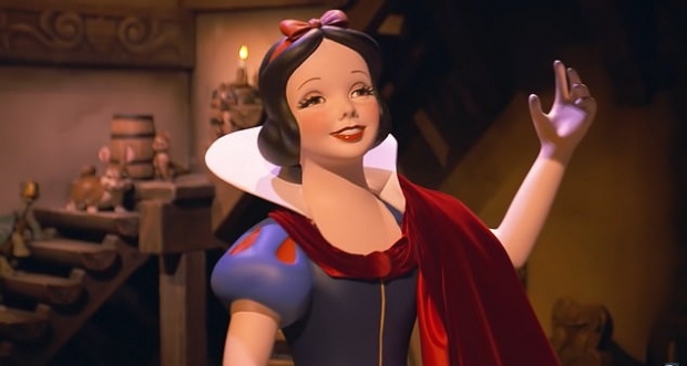 코로나19 팬데믹으로 임시 폐장했다가 400여 일 만에 재개장한 미국 캘리포니아 디즈니랜드의 ‘백설공주’ 어트랙션 내부.  