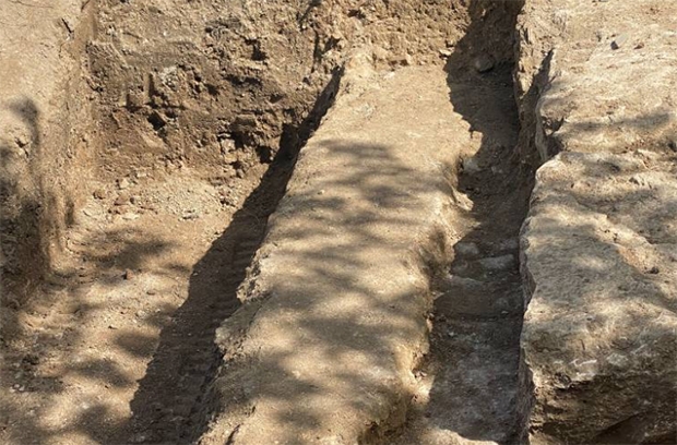 황제의 조각상은 지난달 29일 고대 로마시대에 지어진 성벽 아래에서 그 모습을 드러냈다.