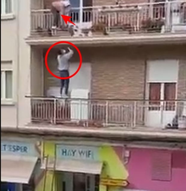 스페인의 한 20대 남성이 발코니에서 추락할 위기에 처한 80대 노인을 돕기 위해 초인적인 힘을 발휘하는 모습이 카메라에 포착됐다.