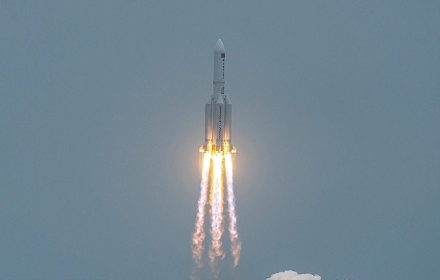 중국이 지난달 29일 우주정거장의 핵심 모듈인 톈허(天和)를 창정 5B 야오(Y) 로켓에 실어 발사하는데 성공한 가운데, 창정 5B 로켓의 잔해가 지구 대기권을 통과해 추락할 수 있다는 우려가 제기됐다. 사진=AFP 연합뉴스