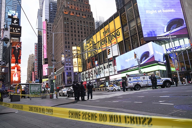 8일(현지시간) 오후 5시쯤 미국 뉴욕 맨해튼 타임스스퀘어 한복판에서 총기 난사 사건이 벌어졌다./신화통신 연합뉴스
