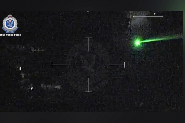 호주 현지시간으로 지난 9일, 16세 소년이 시드니의 자신의 집 근처에서 착륙하는 여객기에 ‘레이저빔’ 조준을 했다가 경찰에 체포됐다. 신고를 받고 출동한 헬리콥터에서 촬영한 모습