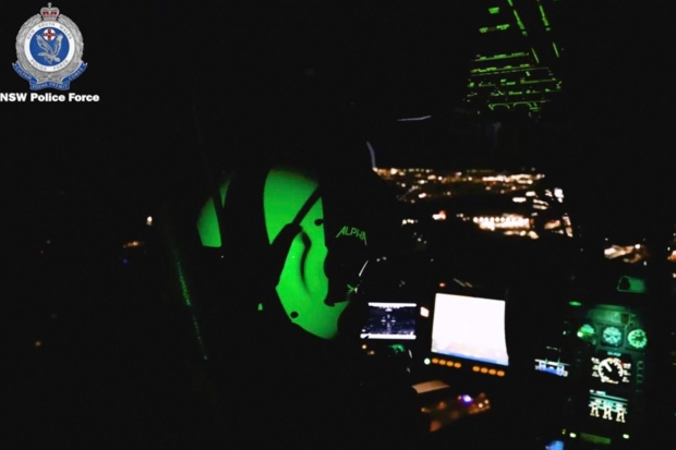 호주 현지시간으로 지난 9일, 16세 소년이 시드니의 자신의 집 근처에서 착륙하는 여객기에 ‘레이저빔’ 조준을 했다가 경찰에 체포됐다. 신고를 받고 출동한 헬리콥터 내부에서 촬영한 모습
