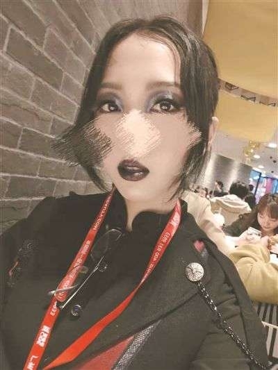 2019년 당시 짙은 화장 때문에 보안요원으로부터 지하철 승차 거부를 당한 광저우의 한 여성 사진. 출처=웨이보