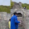[여기는 중국] “너희가 감히!” 출입금지 만리장성 성벽에 앉은 외국인 논란
