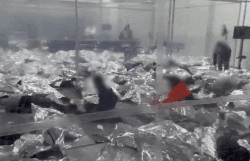 지난달 10일 텍사스 도나에 있는 이민자 수용시설 내부 모습. 대부분 보호자를 동반하지 않은 채 브로커와 함께 밀입국을 시도한 미성년자로 알려졌다.