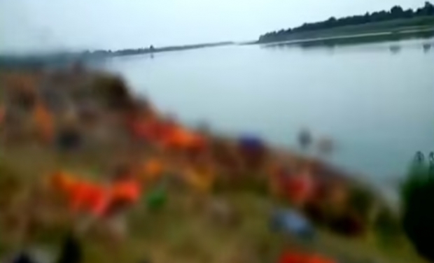 인도 갠지스 강둑에서 발견된 수십 구의 시신들. 주민들은 코로나19로 희생된 사람들의 시신으로 추정하며, 전염병이 더욱 확산될 것을 우려하고 있다.