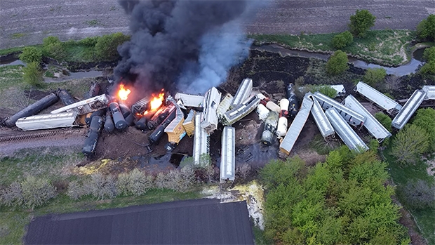 주민 네이슨 민튼이 촬영한 드론 영상에서는 열차에서 뿜어져 나온 검은 연기가 수십 미터 상공까지 치솟은 걸 확인할 수 있다./네이슨 민튼