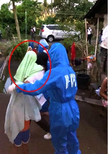 아동 성 착취 동영상 제작에 강제 동원돼 피해를 입은 필리핀의 아동이 현지 경찰에 업힌 채 구조되고 있다