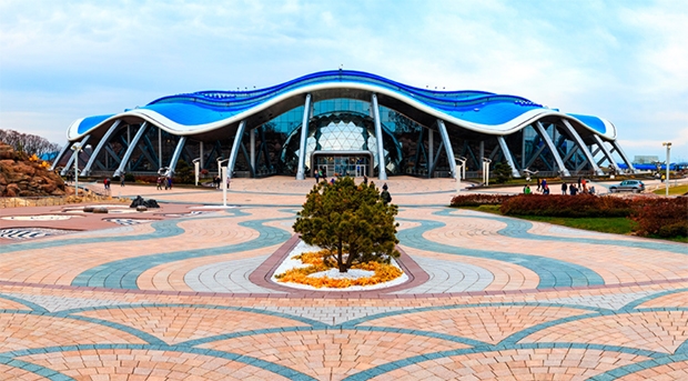 블라디보스토크 루스키 섬에 자리잡은 프리모르스키 수족관은 러시아 최대 규모를 자랑한다. 우리에게는 연해주 수족관으로도 잘 알려져 있다. 카자흐스탄 수족관에 매료된 푸틴 대통령이 러시아에는 왜 번듯한 수족관 하나 없느냐며 건설을 지시, 오랜 공사 끝에 2016년 개장했다.