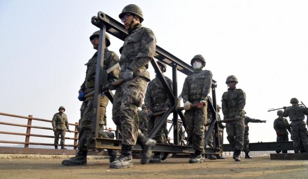 장간조립교는 부품이 무겁기 때문에 자칫 안전사고가 발생하면 중상 혹은 사망에 이를 수 있다고 공병 예비역들은 전한다. 사진=논산시청