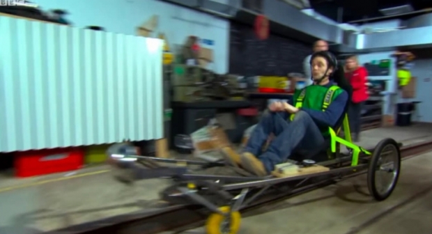 영국의 한 발명가는 2014년 BBC가 제작하는 과학프로그램에 출연해 아동용 카시트의 안전성을 실험하는 회차에서 더미(인체모형) 대신 본인이 직접 충돌 테스트에 나섰다가 뇌에 심각한 부상을 입었다며 BBC를 상대로 한화 약 60억 원의 손해배상청구 소송을 제기했다.