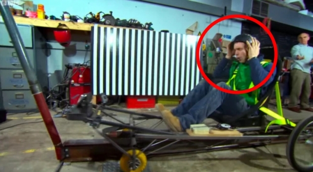 영국의 한 발명가는 2014년 BBC가 제작하는 과학프로그램에 출연해 아동용 카시트의 안전성을 실험하는 회차에서 더미(인체모형) 대신 본인이 직접 충돌 테스트에 나섰다가 뇌에 심각한 부상을 입었다며 BBC를 상대로 한화 약 60억 원의 손해배상청구 소송을 제기했다.