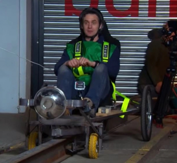 영국의 한 발명가는 2014년 BBC가 제작하는 과학프로그램에 출연해 아동용 카시트의 안전성을 실험하는 회차에서 더미(인체모형) 대신 본인이 직접 충돌 테스트에 나섰다가 뇌에 심각한 부상을 입었다며 BBC를 상대로 한화 약 60억 원의 손해배상청구 소송을 제기했다.