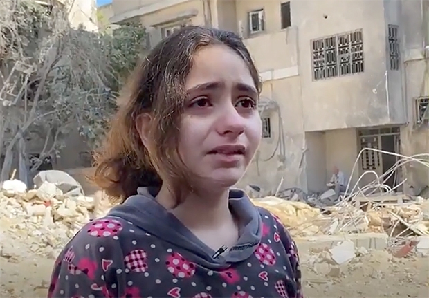 팔레스타인 소녀 나딘 압델 타이프(10)는 15일(현지시간) 중동의 눈(MEE)과의 인터뷰에서 “지긋지긋해요. 난 아무것도 할 수 없습니다. 여기 좀 보세요. 어떻게 하라는 거에요? 내가 고쳐요? 난 이제 겨우 10살이에요. 이젠 정말 감당할 수가 없어요”라고 분노를 드러냈다.