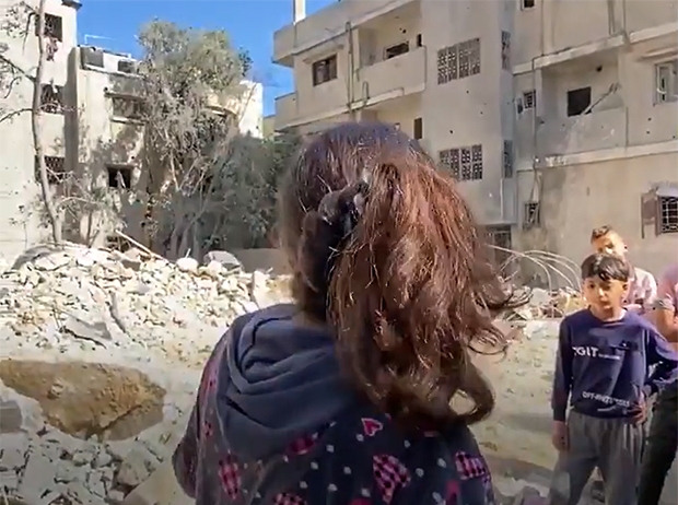 또 “주위를 좀 둘러보세요. 전부 다 그냥 어린 애들일 뿐입니다. 그런데 왜 어린 애들에게 미사일을 쏘아 죽이려 하는 거죠? 정말 불공정합니다”라고 지적했다.