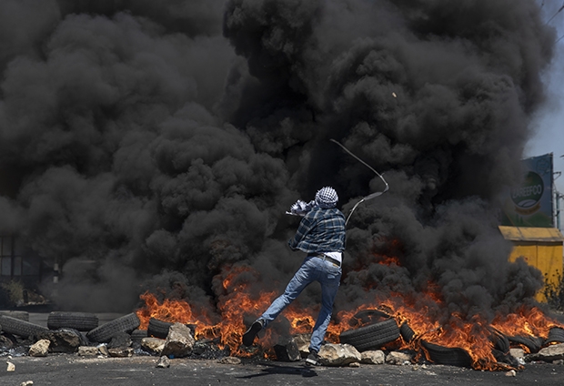 팔레스타인 시위대가 이스라엘군이 충돌한 18일 부나트와 다른 20세 청년을 포함해 팔레스타인인 3명이 목숨을 잃었다. 사진은 팔레스타인 시위대가 이스라엘군에 돌멩이로 맞서는 모습./AP연합뉴스