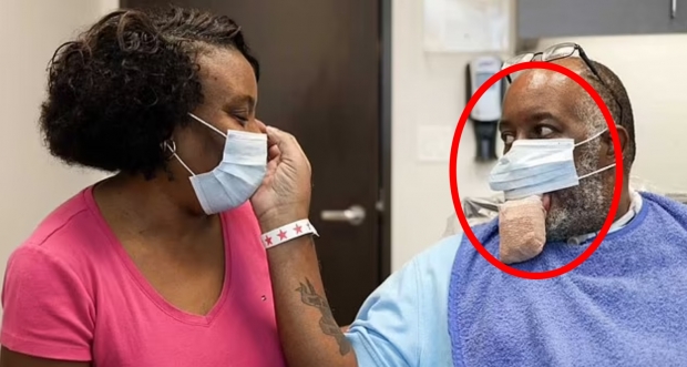 코로나19 확진판정을 받은 뒤 ‘대설증’ 증상을 보인 미국 남성(오른쪽)이 혀에 붕대를 감은 채 가족을 바라보고 있다