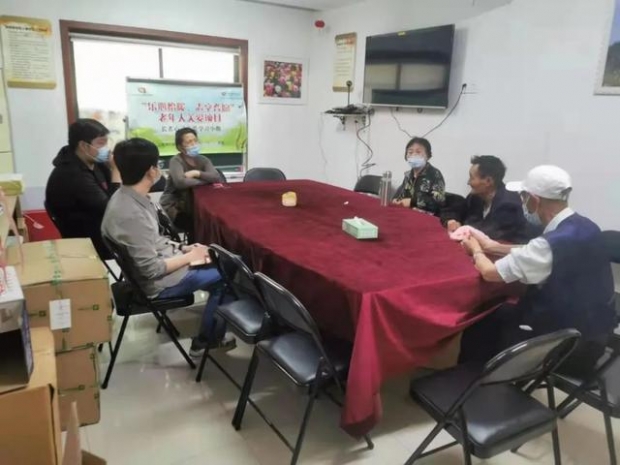 사진 위는 쥐를 사육한 중국 아파트 주민의 집, 아래는 쥐를 퇴치하기 위한 아파트 주민단체