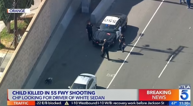 도로 주행 중 차선 변경을 두고 기싸움을 벌이던 다른 차량 탑승자가 쏜 총에 6세 아이가 사망했다. 사진은 당시 운전을 했던 아이 엄마의 차량(아래). 해당 도로는 몇 시간 동안 통행이 제한됐다(위)