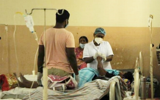 검은 곰팡이로 불리는 털곰팡이에 감염된 털곰팡이증 환자가 치료를 받고 있다.