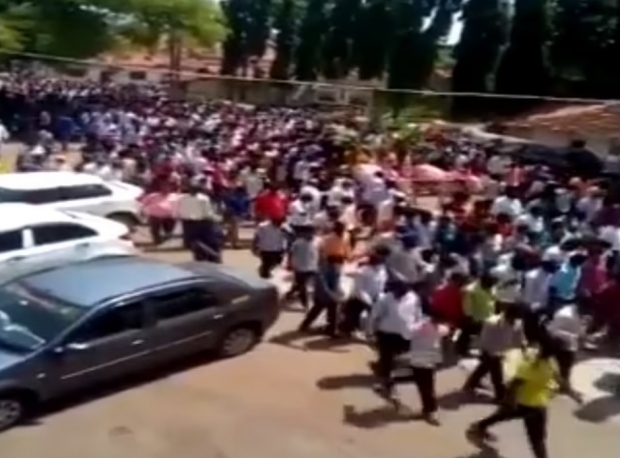 인도의 한 마을 종교단체가 신성하게 여기던 말(사진)이 죽자 대규모 장례식을 열었다.이날 장례식에는 주민 수백 명이 참석했으며, 상당수는 마스크를 착용하지 않는 등 방역 규칙을 지키지 않았다.