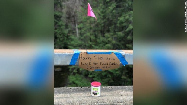 구조대가 탐방로 곳곳에 남겨둔 비상 식량.