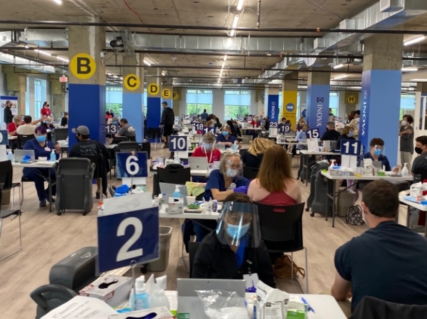 미국 버지니아주 한 병원에서 시민들이 코로나19 백신을 접종하고 있다.(본 기사와 직접적 관계 없음) 서울신문DB