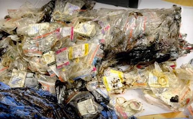 비닐에 싸인 보석은 다이아몬드와 반지, 목걸이, 브로치 등으로 그 규모가 어마어마했다. 가치는 1억6000만 루블, 한화 24억 원 이상이다.